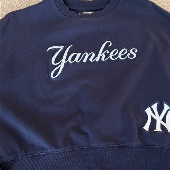 Yankees Navy Blue Sweatshirt - Picture 2 of 4